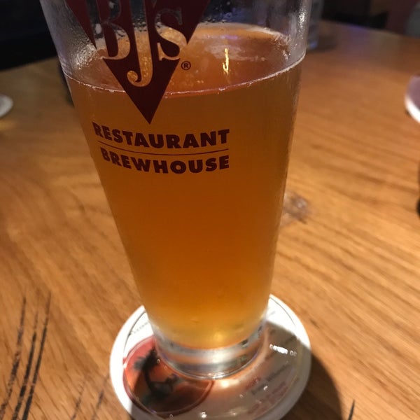 Photo taken at BJ&#39;s Restaurant &amp; Brewhouse by Surfers D. on 11/21/2017