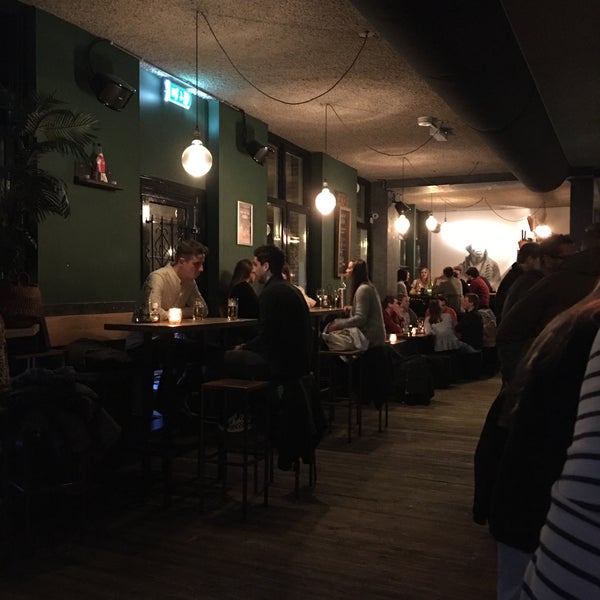 Photo prise au Hendrix Bar &amp; Restaurant par Chris C. le2/29/2020