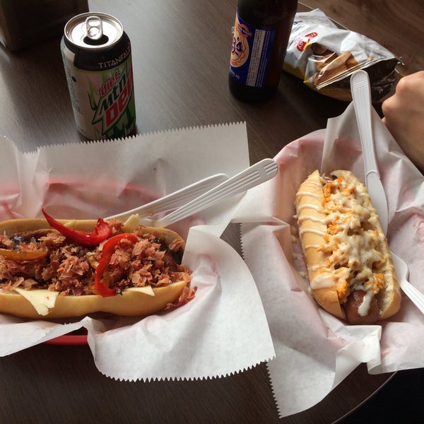 รูปภาพถ่ายที่ Steve&#39;s Hot Dogs &amp; Burgers โดย Chris C. เมื่อ 11/27/2016