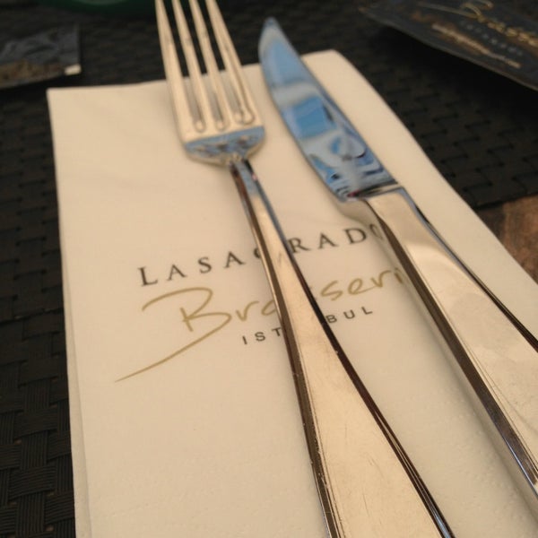 6/27/2013にBelgin_studioがLasagrada Brasserieで撮った写真