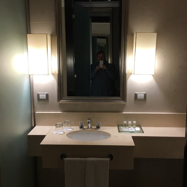 8/14/2017 tarihinde Paul G.ziyaretçi tarafından Hotel Savoy'de çekilen fotoğraf