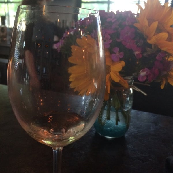 Снимок сделан в Sonoma Wine Bar &amp; Restaurant пользователем Chanda C. 6/12/2014