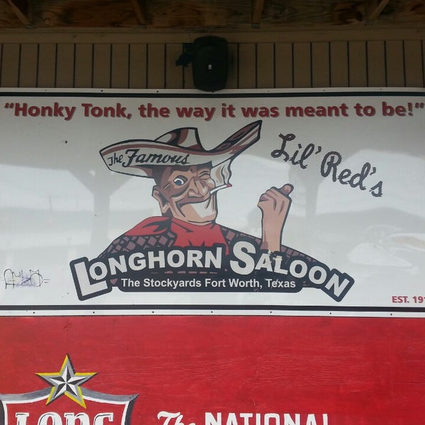 Foto tirada no(a) Lil&#39; Red&#39;s Longhorn Saloon por Travis L. em 4/7/2014