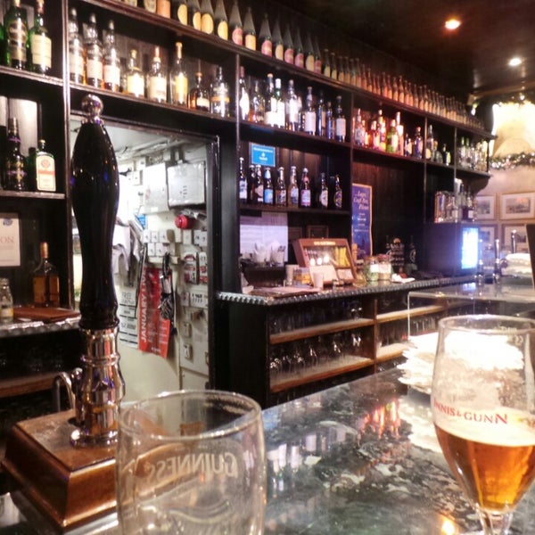 12/30/2013 tarihinde Sophie O.ziyaretçi tarafından Ryan&#39;s Bar'de çekilen fotoğraf