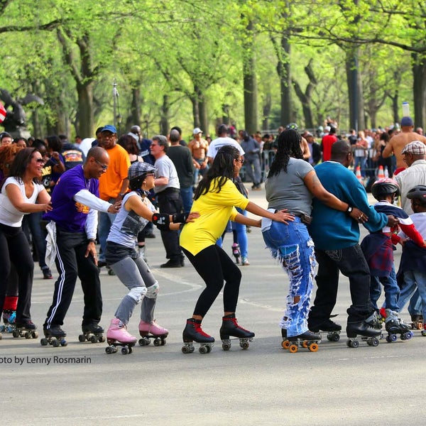4/7/2014 tarihinde Central Park Dance Skaters Association (CPDSA) — Free Roller Skating Rinkziyaretçi tarafından Central Park Dance Skaters Association (CPDSA) — Free Roller Skating Rink'de çekilen fotoğraf