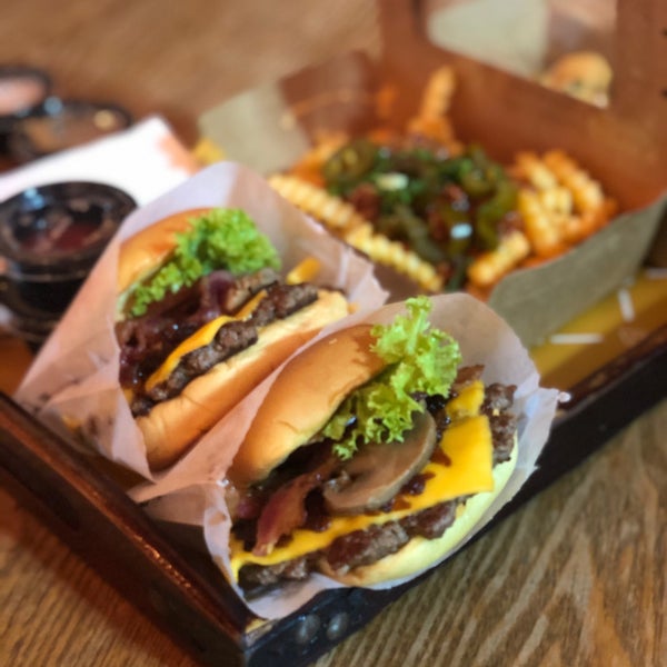 Снимок сделан в South West ( Burger &amp; Fries ) пользователем Abdulrahman B. 7/8/2020