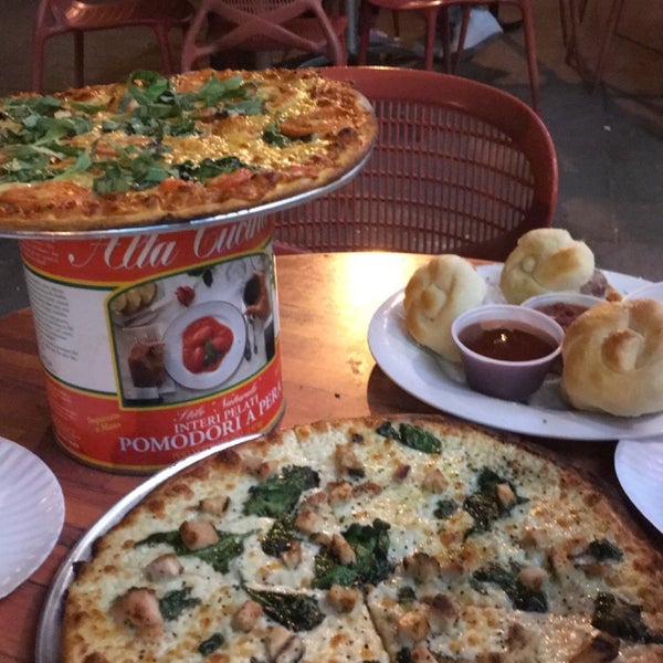 Foto tirada no(a) Greenville Avenue Pizza Company por Majed em 10/9/2017