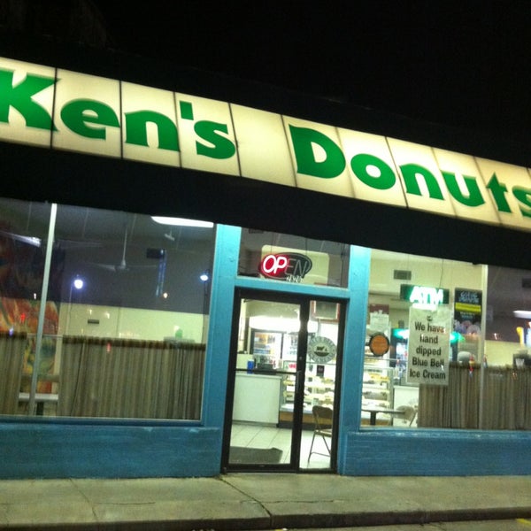 Foto tirada no(a) Ken&#39;s Donuts por mamashaun em 5/28/2013
