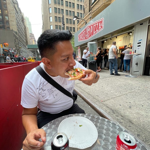 Foto tomada en 2 Bros. Pizza  por Lex C. el 7/2/2021