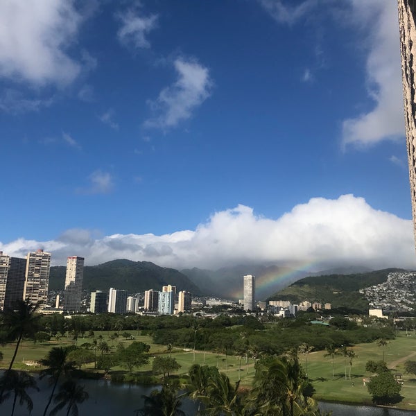 Photo taken at Waikiki Sand Villa Hotel by elly🐝 on 1/23/2018
