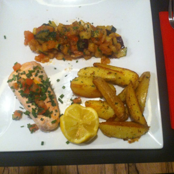 Excellent… Service comme il en existe peu, voire plus dans les brasseries Liègeoise… et délicieux!! surtout ce saumon et ces petits légumes.