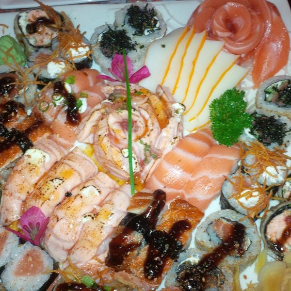 Photo taken at Oshi Sushi by Juliana C. on 9/22/2014
