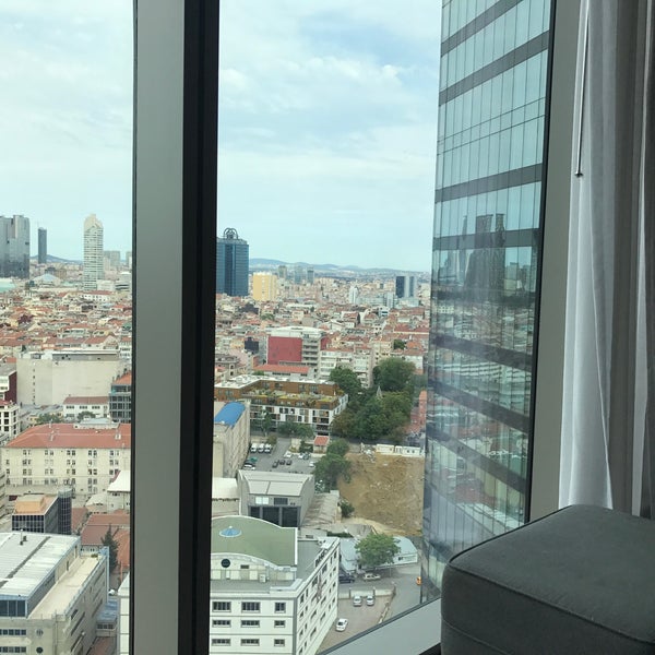 รูปภาพถ่ายที่ Hilton Istanbul Bomonti Hotel &amp; Conference Center โดย Nazanin E. เมื่อ 6/17/2017