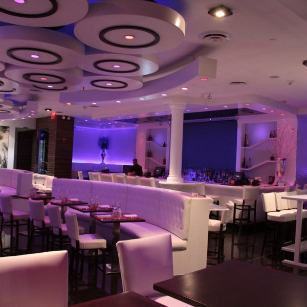 Foto diambil di Silhouette Restaurant &amp; Lounge oleh Silhouette Restaurant &amp; Lounge pada 4/7/2014