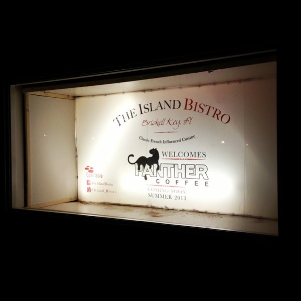 รูปภาพถ่ายที่ The Island Bistro โดย TIMØ R. เมื่อ 8/6/2013