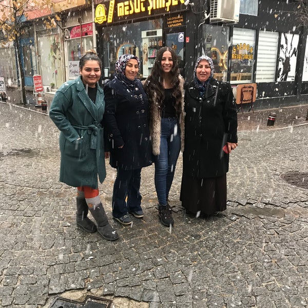 Foto scattata a Adımlar Kitap &amp; Kafe da Yağmur Yıldırım ⭐. il 12/4/2019