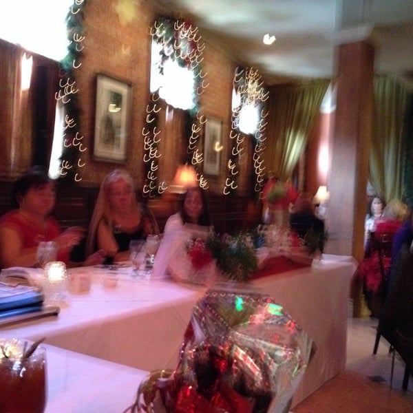 12/12/2013 tarihinde Renee F.ziyaretçi tarafından Tommy&#39;s Wine Bar'de çekilen fotoğraf