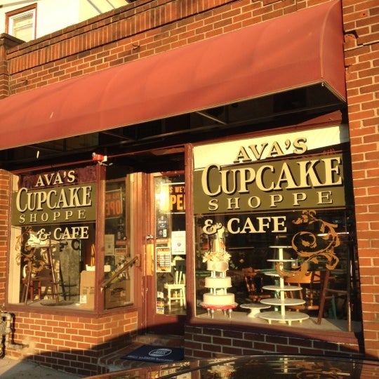 รูปภาพถ่ายที่ Ava&#39;s Cupcakes โดย Phillip B. เมื่อ 11/25/2012