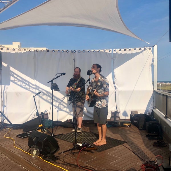 Foto diambil di Harry&#39;s Ocean Bar &amp; Grille oleh Matt L. pada 9/22/2019