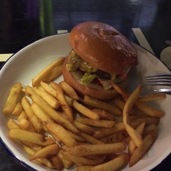 Foto tirada no(a) Otto&#39;s Burger por Norman S. em 10/7/2014