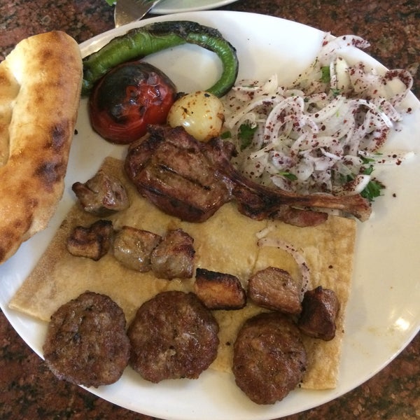 Das Foto wurde bei Paşa Ocakbaşı Restoran von Veysel am 7/6/2017 aufgenommen