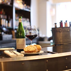 4/24/2014 tarihinde Morrell Wine Bar &amp; Cafeziyaretçi tarafından Morrell Wine Bar &amp; Cafe'de çekilen fotoğraf