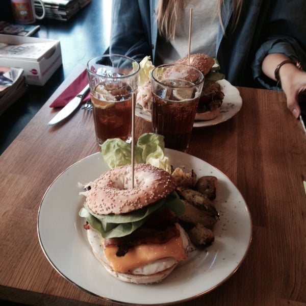 Foto tirada no(a) Rachel - Bagels &amp; Burgers por Elien J. em 5/13/2015