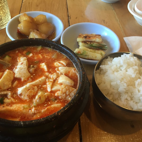 Foto tirada no(a) Chili &amp; Sesame Korean Kitchen por Gary F. em 3/22/2016