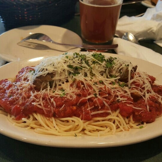 Photo taken at Frankie&#39;s Pizza &amp; Pasta by Gary F. on 7/31/2015