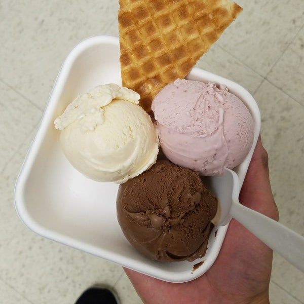 รูปภาพถ่ายที่ Jeni&#39;s Splendid Ice Creams โดย Kevin Tyler B. เมื่อ 7/21/2018