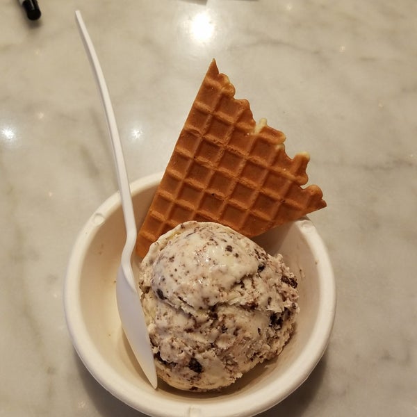 Das Foto wurde bei Jeni&#39;s Splendid Ice Creams von Kevin Tyler B. am 5/10/2018 aufgenommen