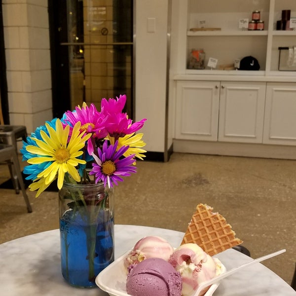 Das Foto wurde bei Jeni&#39;s Splendid Ice Creams von Kevin Tyler B. am 2/2/2018 aufgenommen