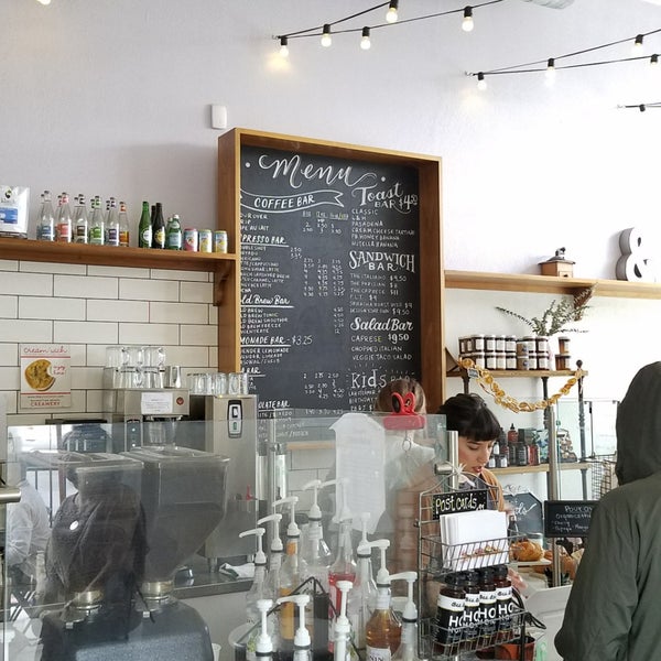 5/26/2018 tarihinde Kevin Tyler B.ziyaretçi tarafından Lavender &amp; Honey Espresso Bar'de çekilen fotoğraf