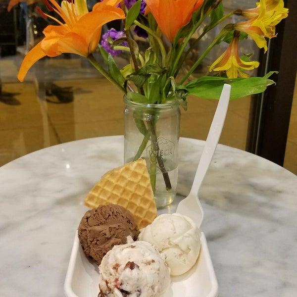 Photo taken at Jeni&#39;s Splendid Ice Creams by Kevin Tyler B. on 7/26/2018