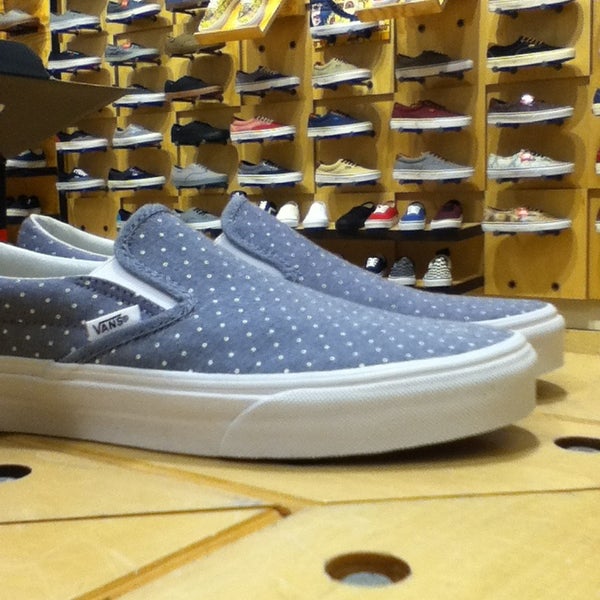 vans store u village