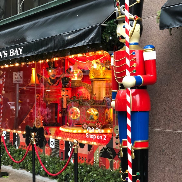 Foto scattata a Saks Fifth Avenue da Ben Y. L. il 11/24/2018