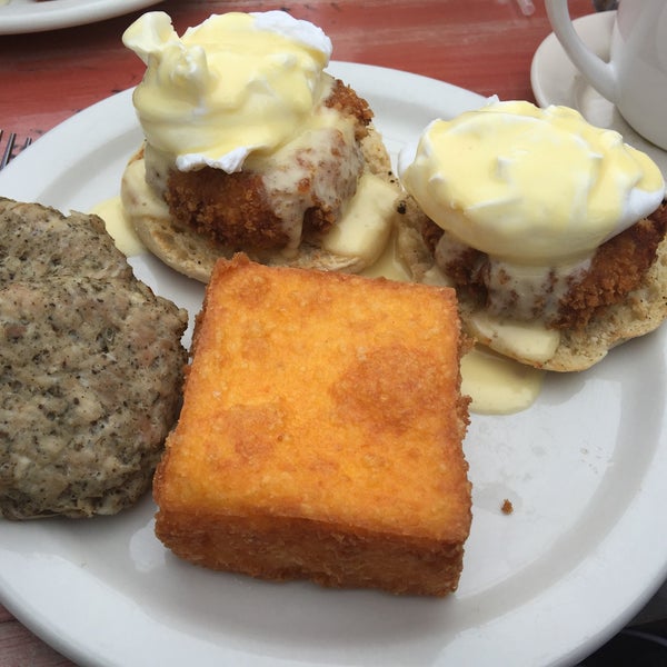 Das Foto wurde bei Augusta Restaurant von Anna J. am 7/2/2016 aufgenommen