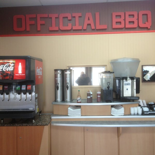 Foto tirada no(a) Official BBQ &amp; Burgers por Mike I. em 1/31/2013