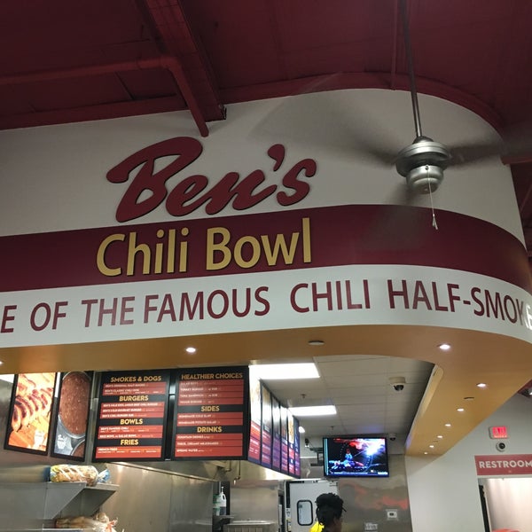 Снимок сделан в Ben&#39;s Chili Bowl пользователем Diana W. 3/11/2016