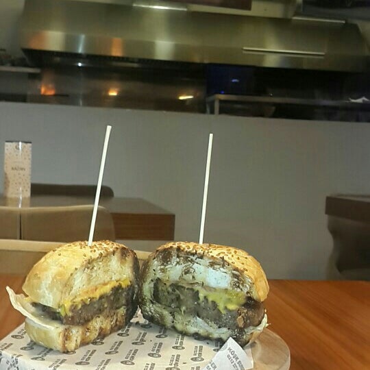 4/24/2016 tarihinde İlhan D.ziyaretçi tarafından Köşk Kasap Burger &amp; Steak House'de çekilen fotoğraf