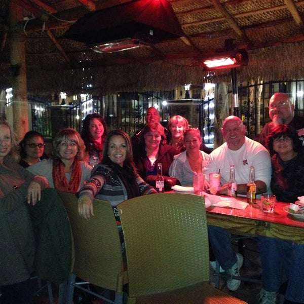 12/1/2013 tarihinde Donna Marie M.ziyaretçi tarafından Dukes Bar And Grill'de çekilen fotoğraf