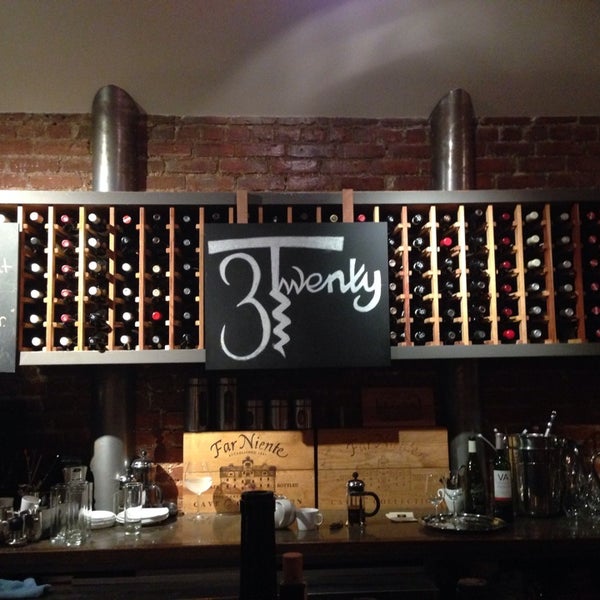 Foto scattata a 3Twenty Wine Lounge da Joshua V. il 9/19/2014