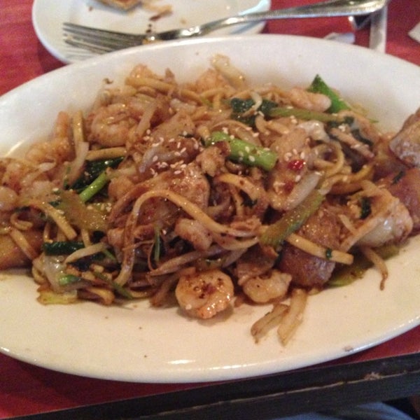 Das Foto wurde bei Genghis Khan Mongolian Grill von Samaa G. am 4/25/2014 aufgenommen