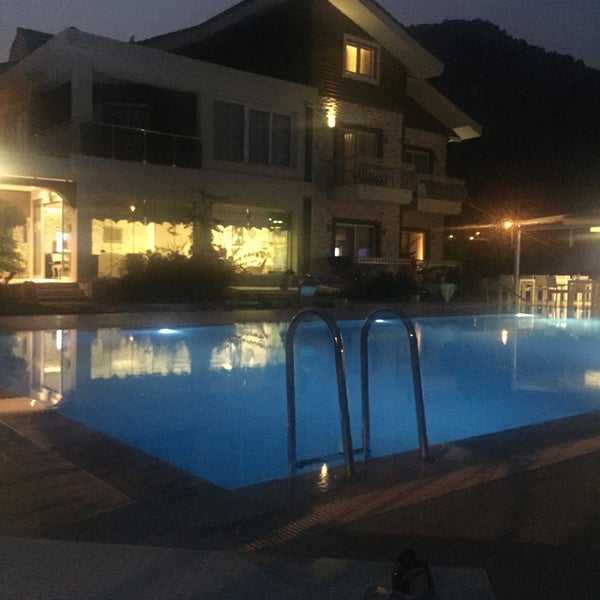 รูปภาพถ่ายที่ Göcek Naz Hotel โดย Tuncay A. เมื่อ 7/28/2015