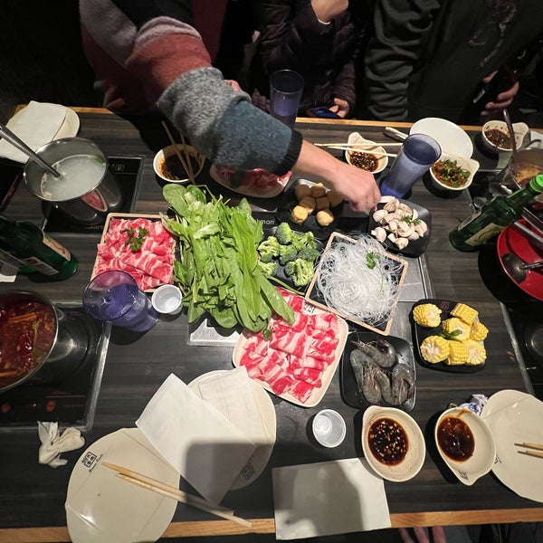Foto diambil di 99 Favor Taste 99號餐廳 oleh Diana D. pada 12/22/2022