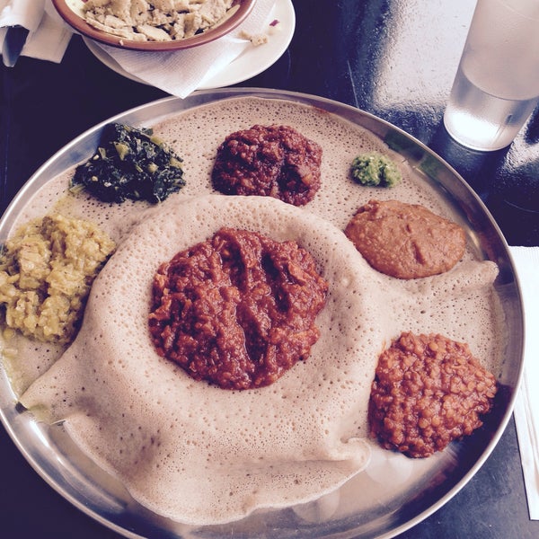 Снимок сделан в Hawwi Ethiopian Restaurant пользователем Janis C. 7/30/2015
