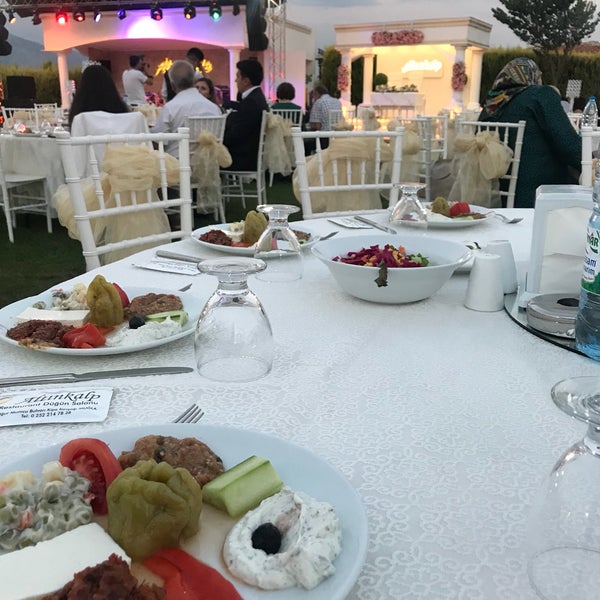 8/10/2018 tarihinde 〽️ziyaretçi tarafından Altınkalp Restaurant Düğün Salonu'de çekilen fotoğraf