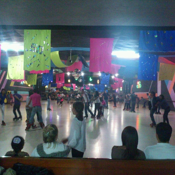 รูปภาพถ่ายที่ Salón de Patines Music โดย Vilma C. เมื่อ 3/2/2013