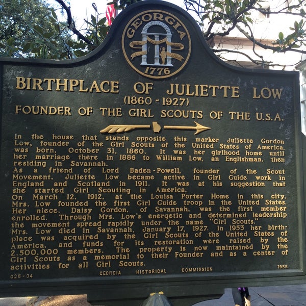Foto tirada no(a) Juliette Gordon Low Birthplace, National Historic Landmark por Don F. em 11/14/2015