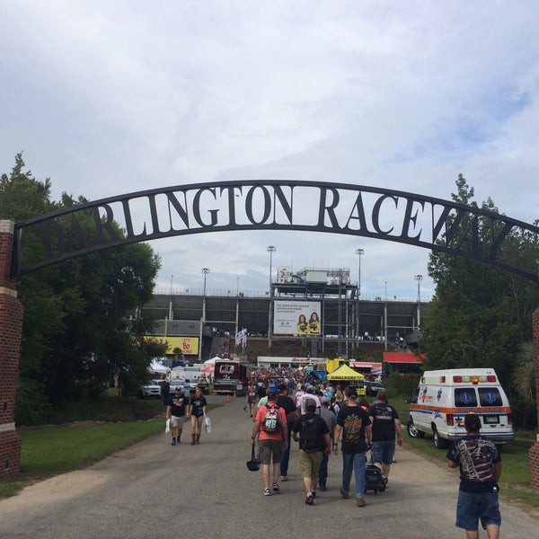 Foto tirada no(a) Darlington Raceway por Don F. em 9/6/2015